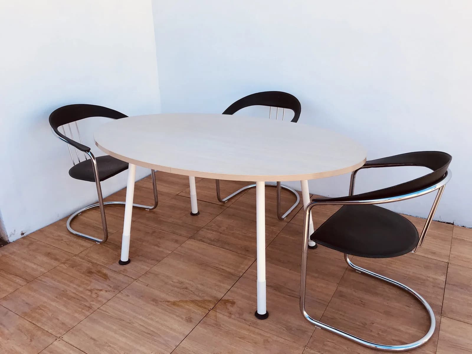 TABLES TABLES — mobilier de bureau professionnel au Maroc