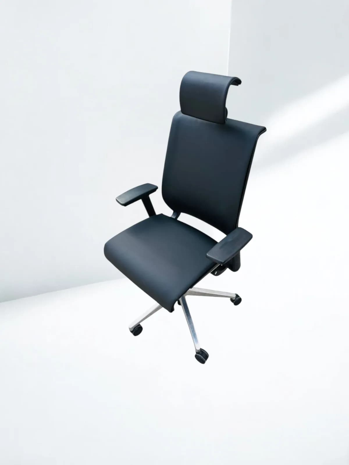 Chaise Steelcase thinks cuir noir appui tête. Chaise Steelcase thinks cuir noir appui tête.